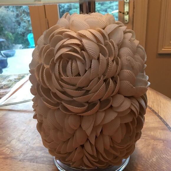 GORGEOUS SHELL Rosette Lamp! - Picture 2 of 7